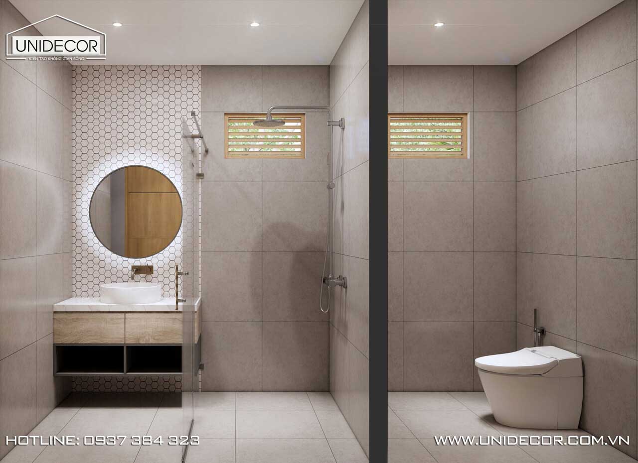 Phòng vệ sinh được tách biệt khu tắm riêng bởi vách tường ngăn, tạo không gian riêng tư
