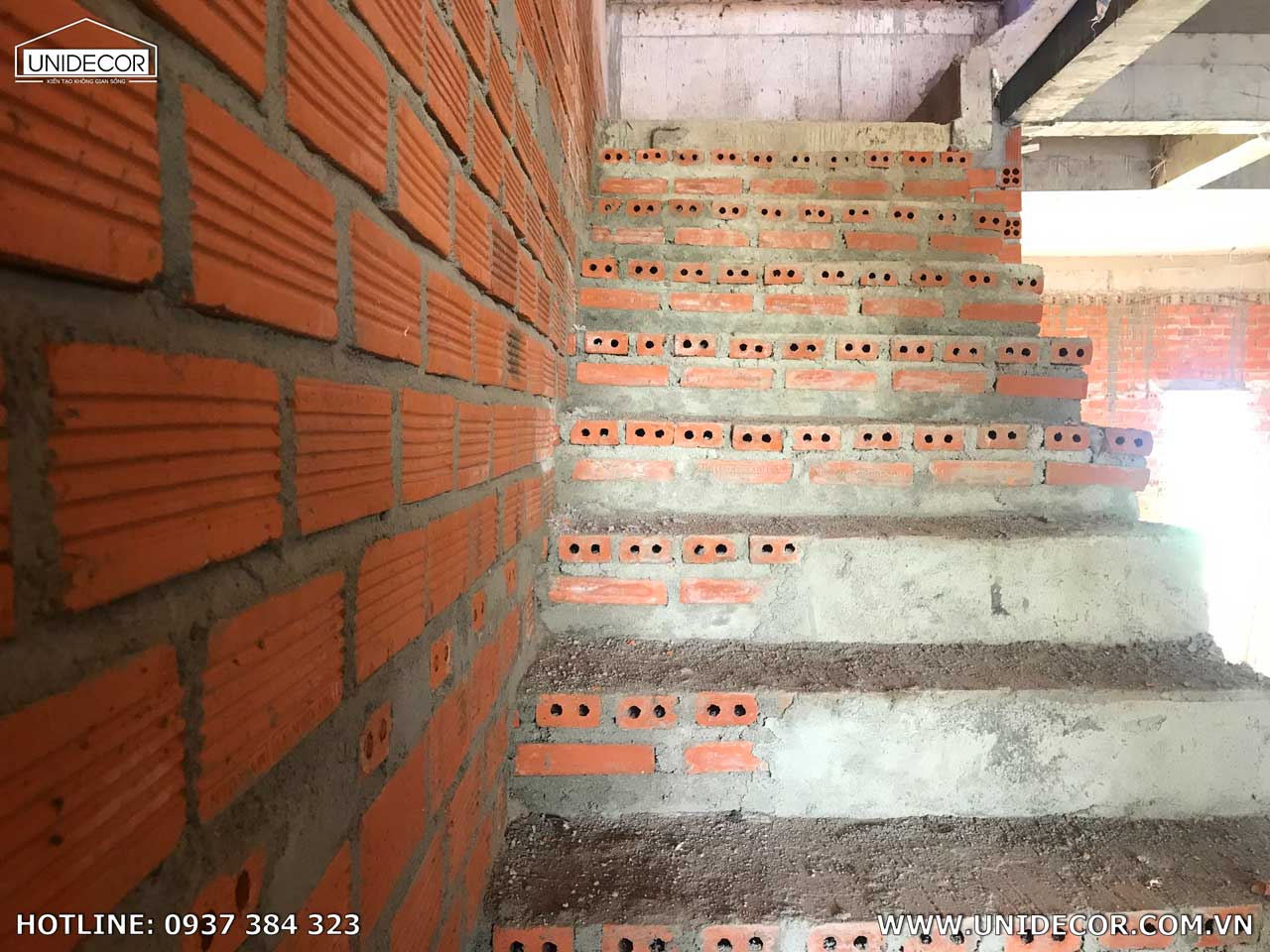 Cầu thang được xây bằng gạch thẻ