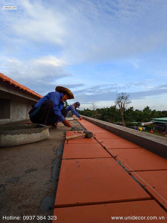 Ốp lát gạch chóng thấm cho mái nhà