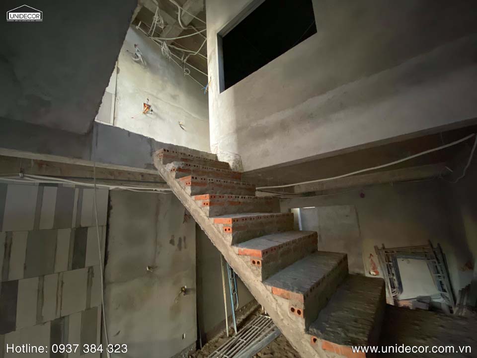 Cầu thang tầng 1 và tầng 2 trong nhà