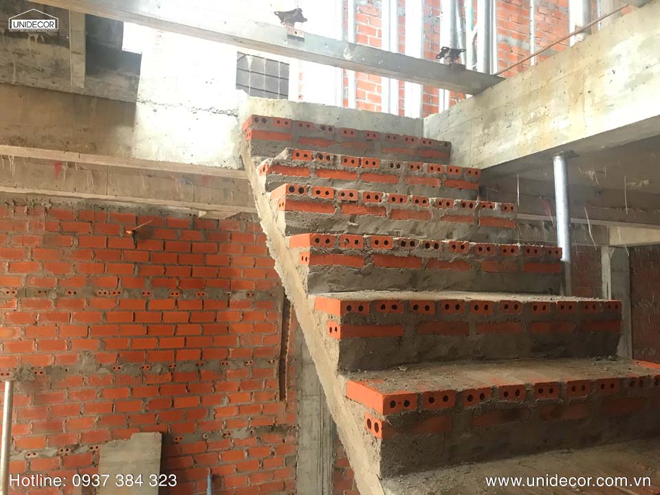 Cầu thang lên tầng trong quá trình thi công xây dựng