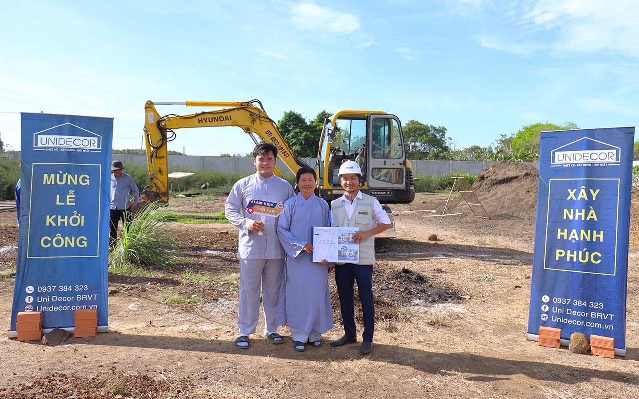 Chị Nhung và con trai cùng giám đốc cty Uni cùng chụp ảnh kỉ niệm bắt đầu cho "Bình Yên"