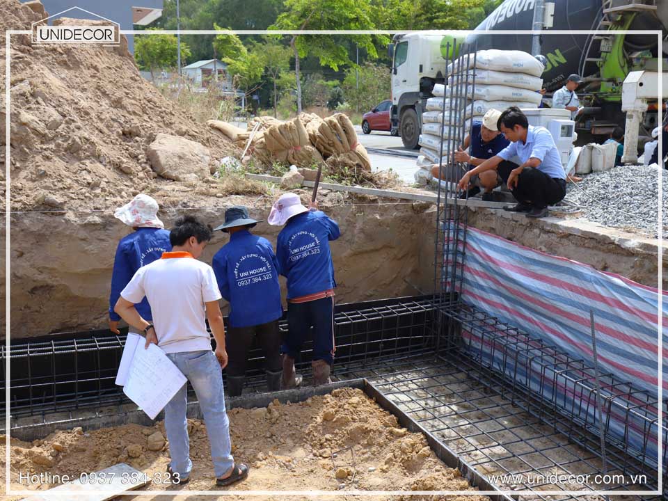 Chủ nhà và giám sát của team Uni kiểm tra lại kích thước của đà kiềng và chỉnh sửa bước cuối trước khi đổ bê tông