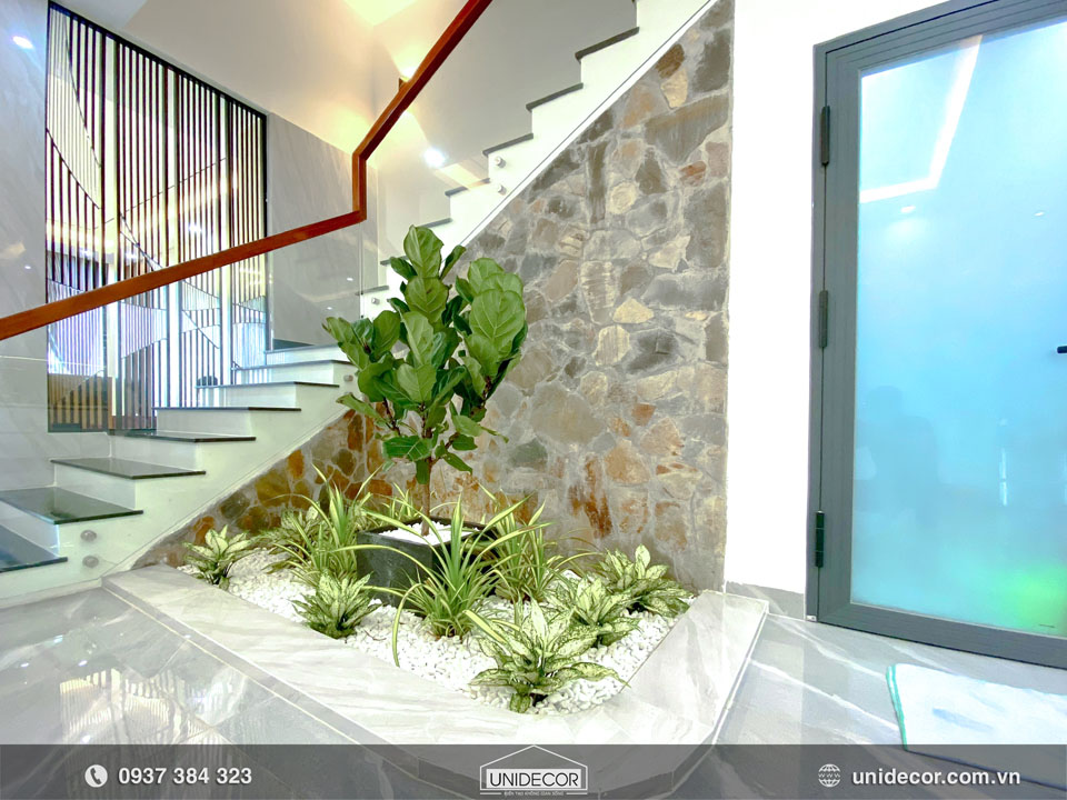 Góc cầu thang trang trí cây xanh tạo sự điều hòa trong nhà