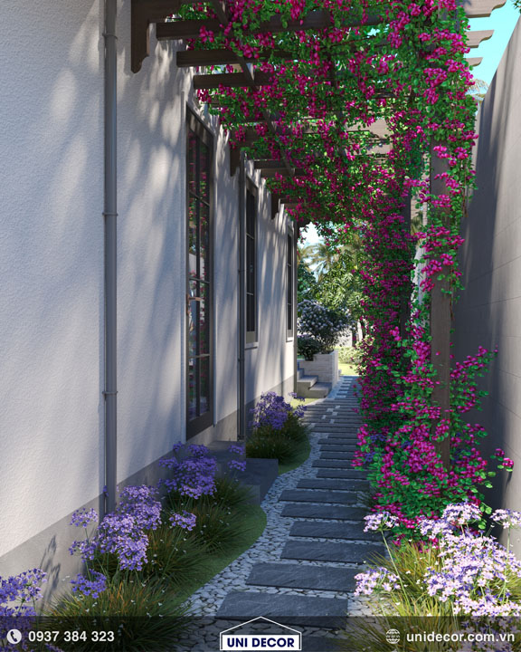 Lối đi ra sau nhà được trang trí với vườn hoa xung quanh
