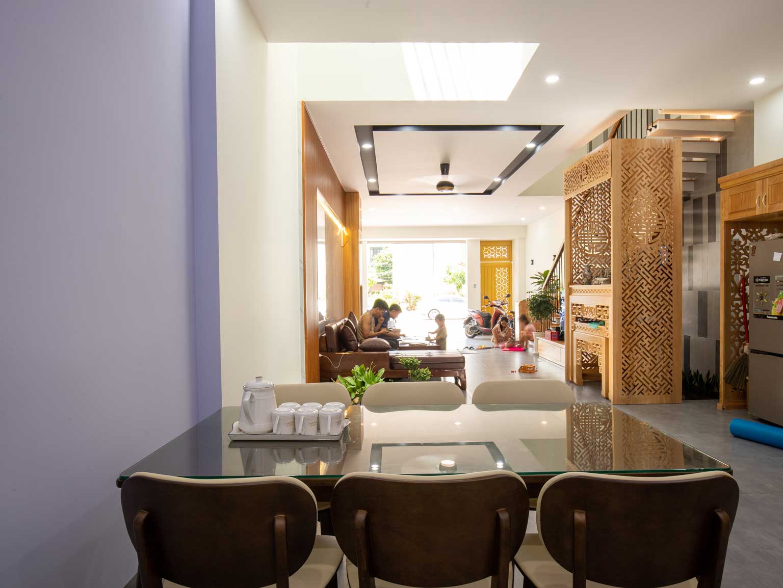 Khu vực bàn ăn liên thông với phòng khách, tạo không gian rộng rãi